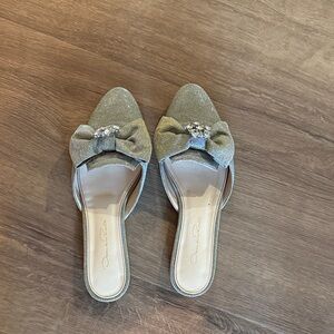 Oscar De La Renta Elegant Women's Slip-On Sandals with Bow Accent